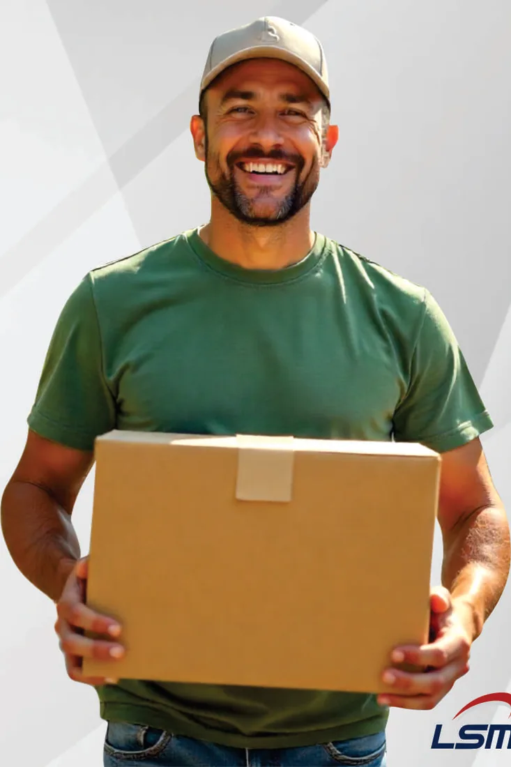 Profissional de entrega vestindo camisa verde personalizada